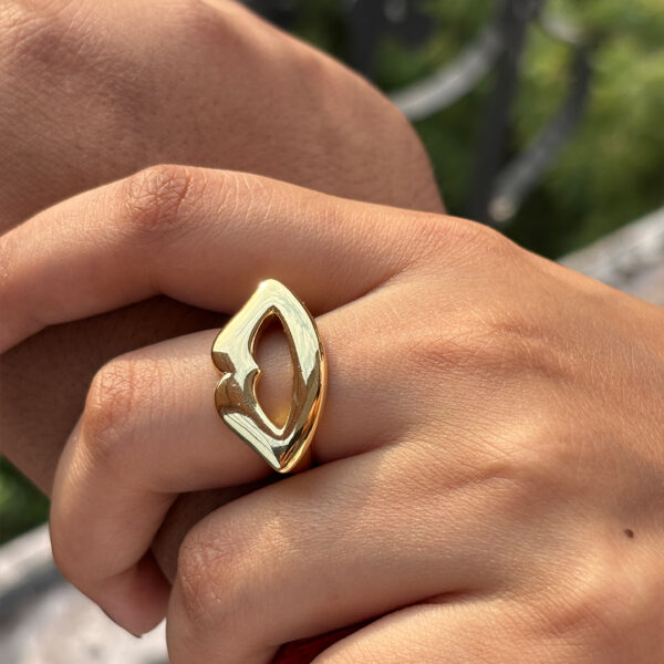 Golden Kiss Ring - Image 2