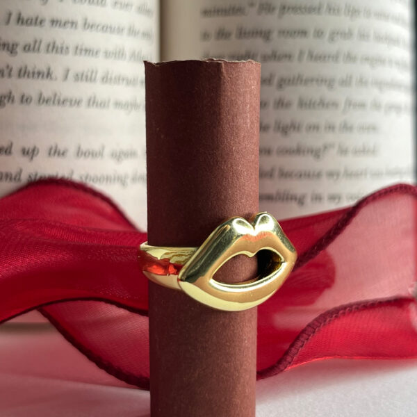Golden Kiss Ring - Image 4